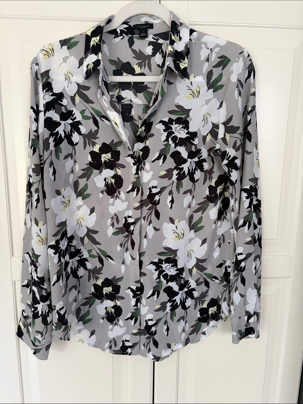 Ann Taylor Gray Floral Button-Down Shirt with Black and White Blooms